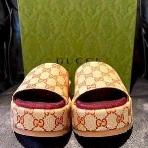 Gucci canvas, GG monogram, Angelina platform slides sandals. Size 36.